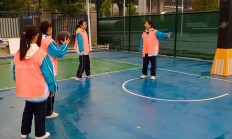 九游娱乐首页-球场传来欢声笑语，观众沉浸其中