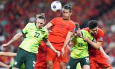 九游中国-包含法国国脚受伤退出，荷兰队士气高涨,强队抢夺胜利机会的词条