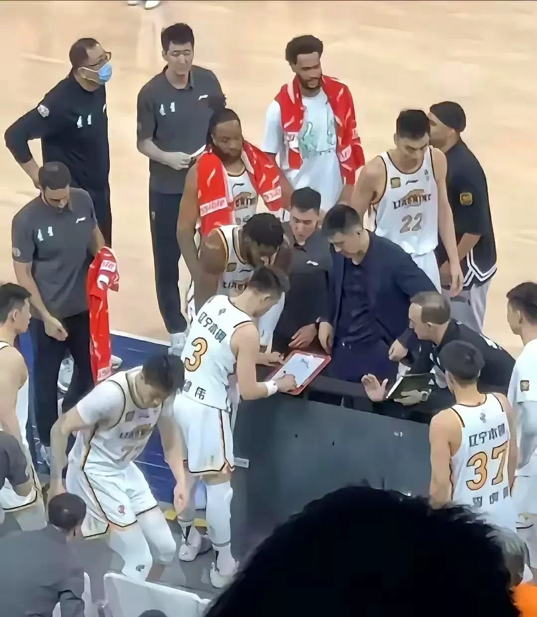 教练战术独到，球队备战冲击胜利