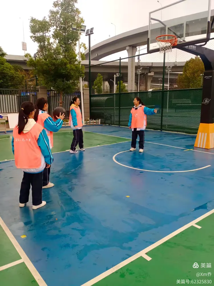 球场传来欢声笑语，观众沉浸其中