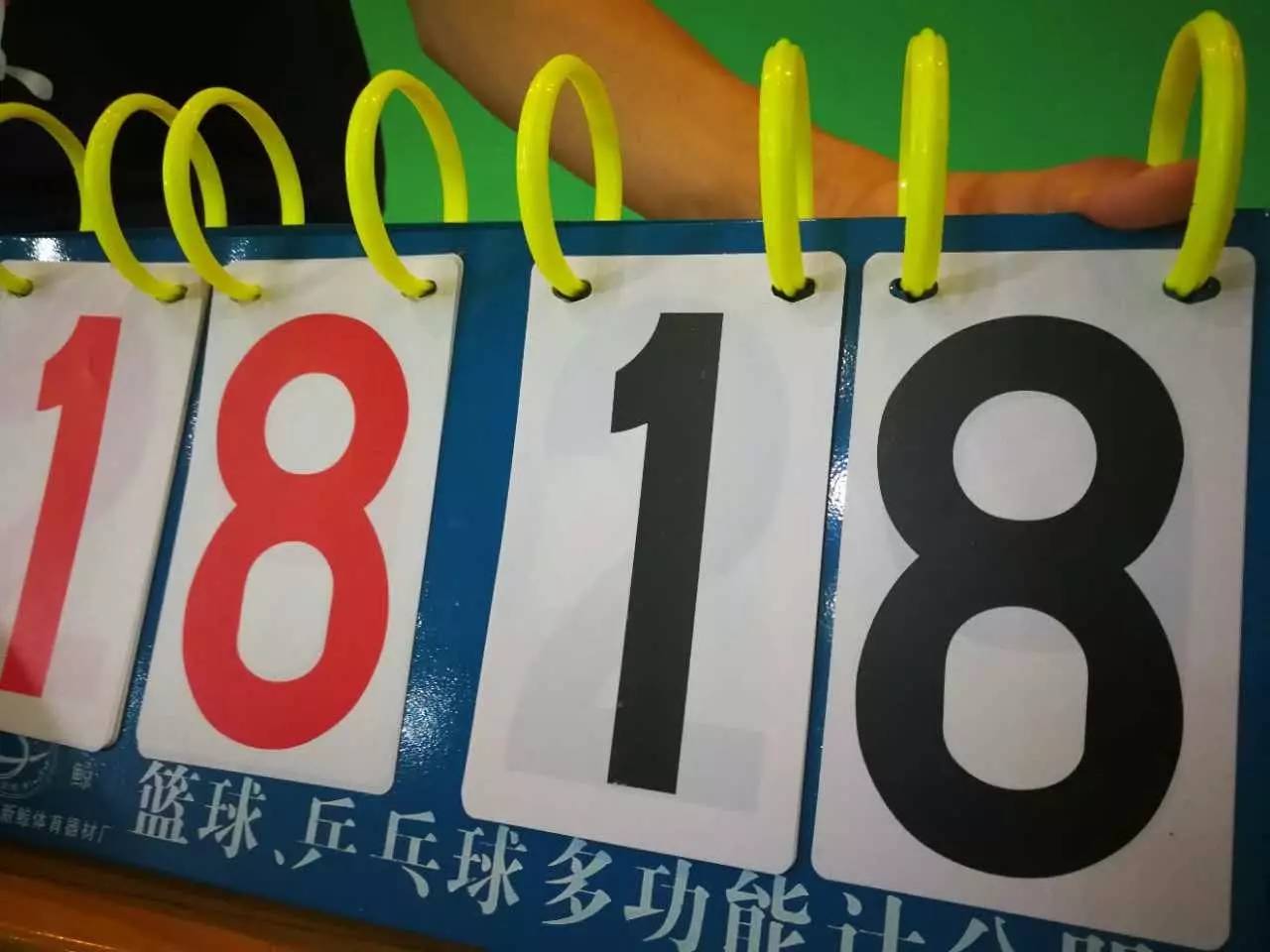 球场传来欢声笑语，观众沉浸其中