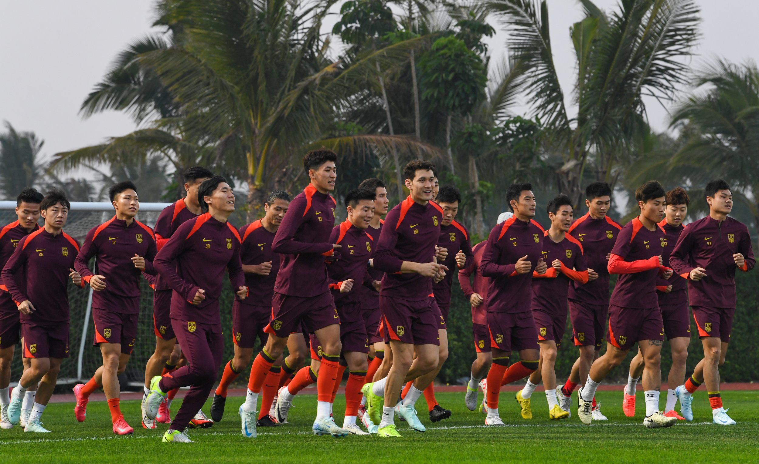 本周足球赛事频频上演,中国球员拚搏 本周足球赛事频频上演,中国球员拚搏