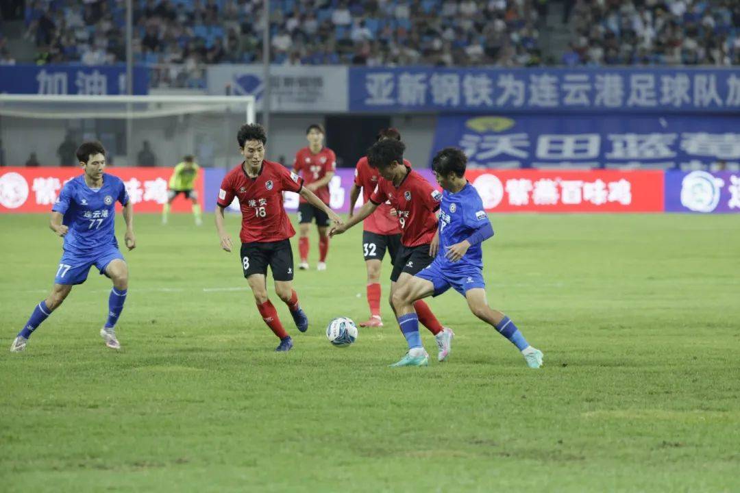 本周足球赛事频频上演,中国球员拚搏 本周足球赛事频频上演,中国球员拚搏