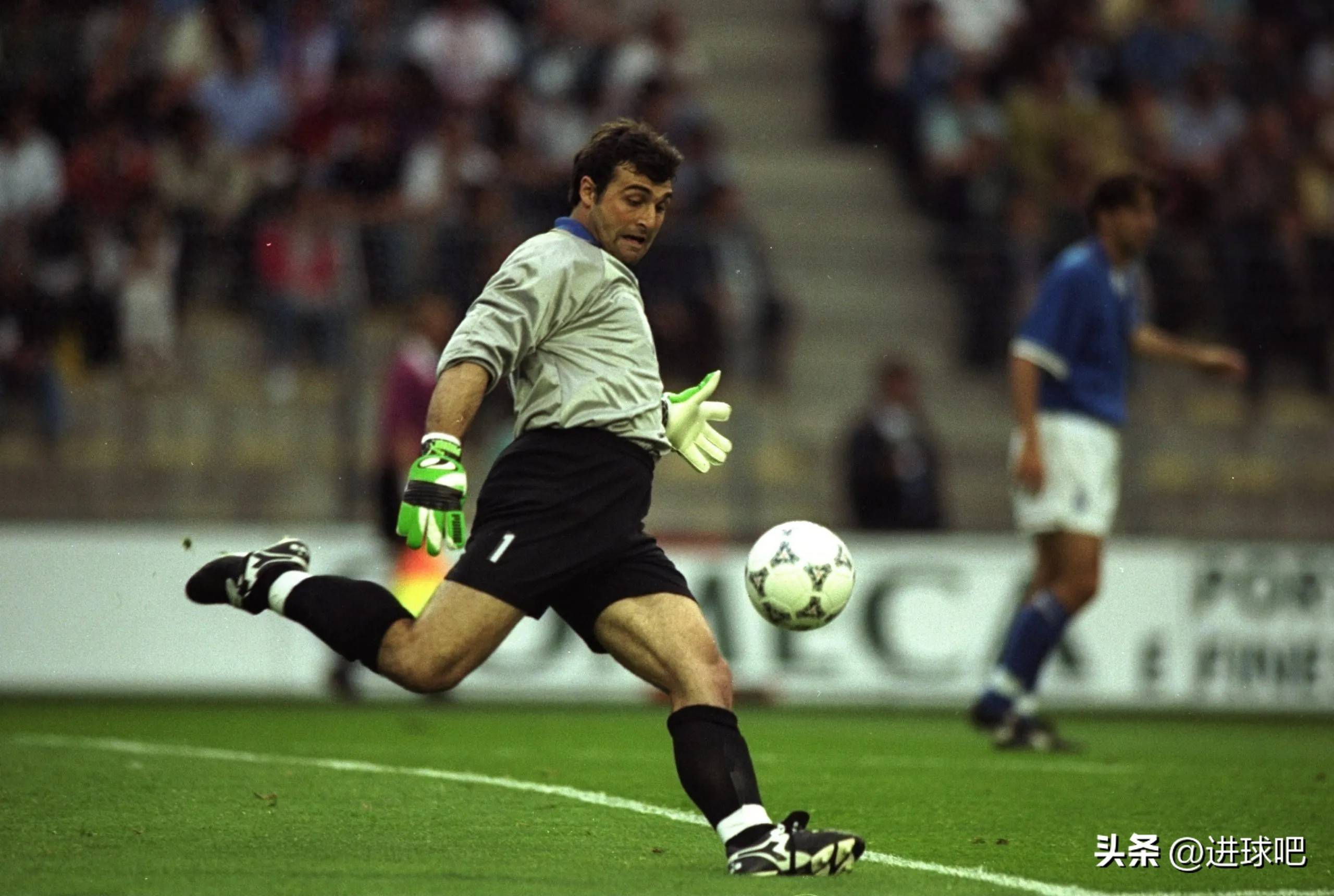 关于欧洲杯预选赛中,意大利主力中场因伤无缘出场的信息 关于欧洲杯预选赛中,意大利主力中场因伤无缘出场的信息