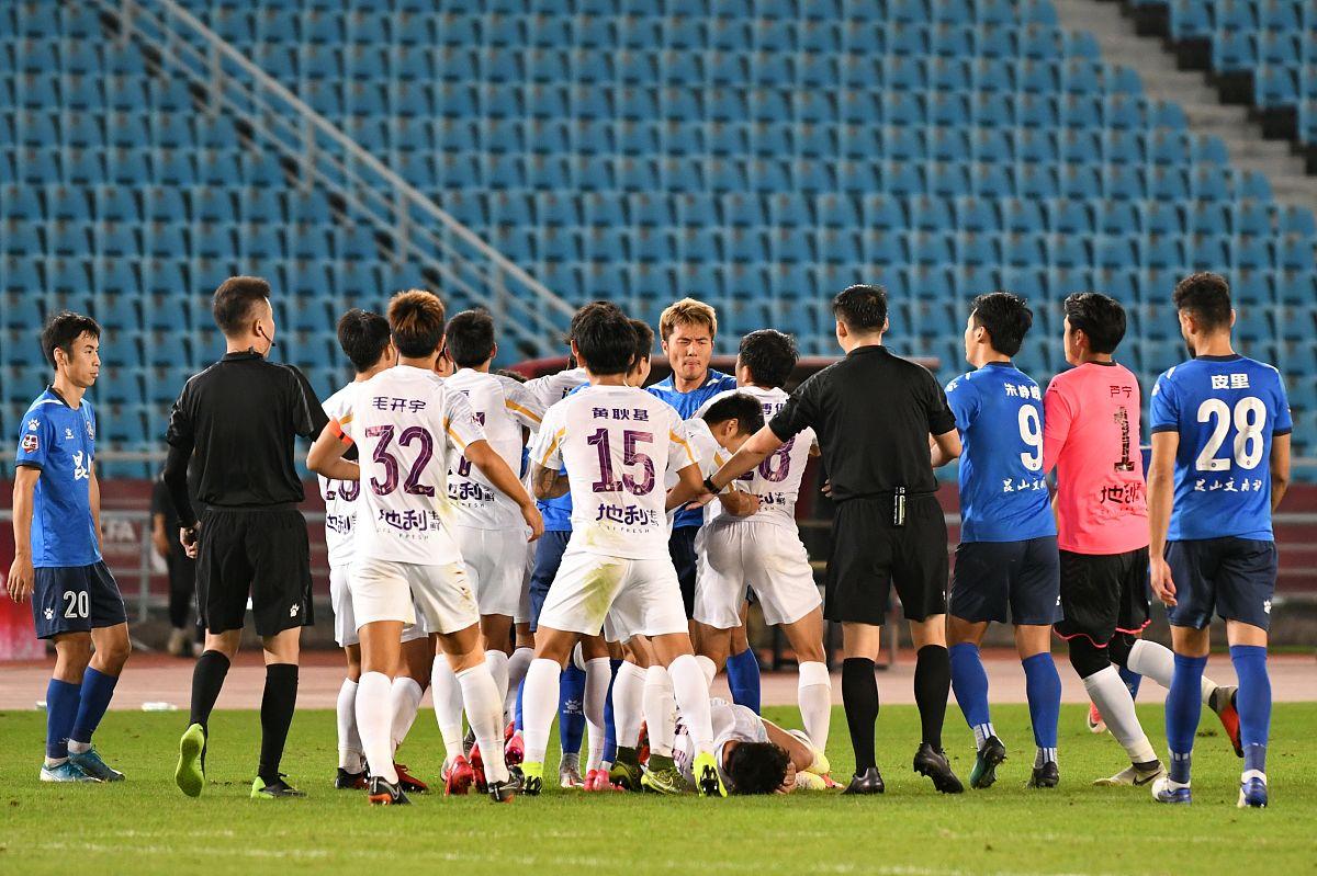 精彩绝伦！双方球队展开殊死对决争取晋级