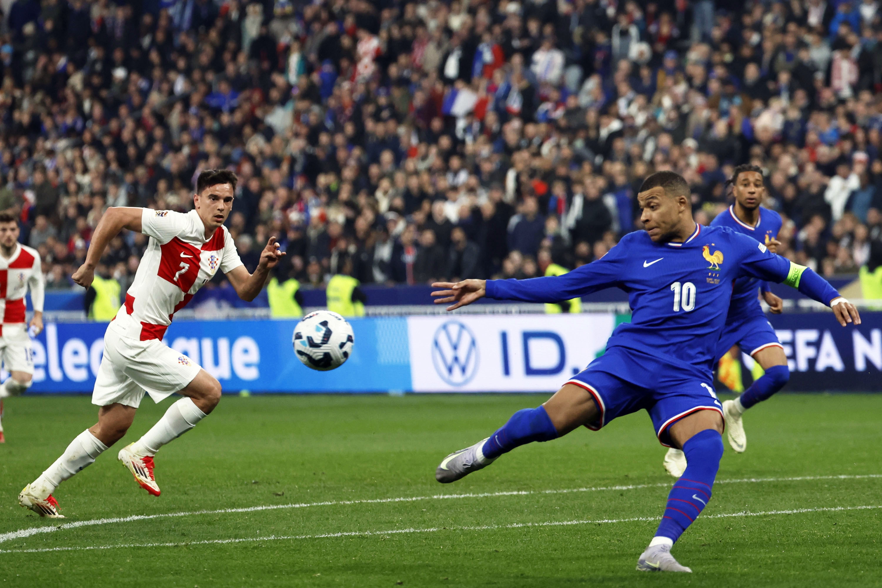 关于波兰队顽强拼搏，成功晋级欧国联半决赛的信息