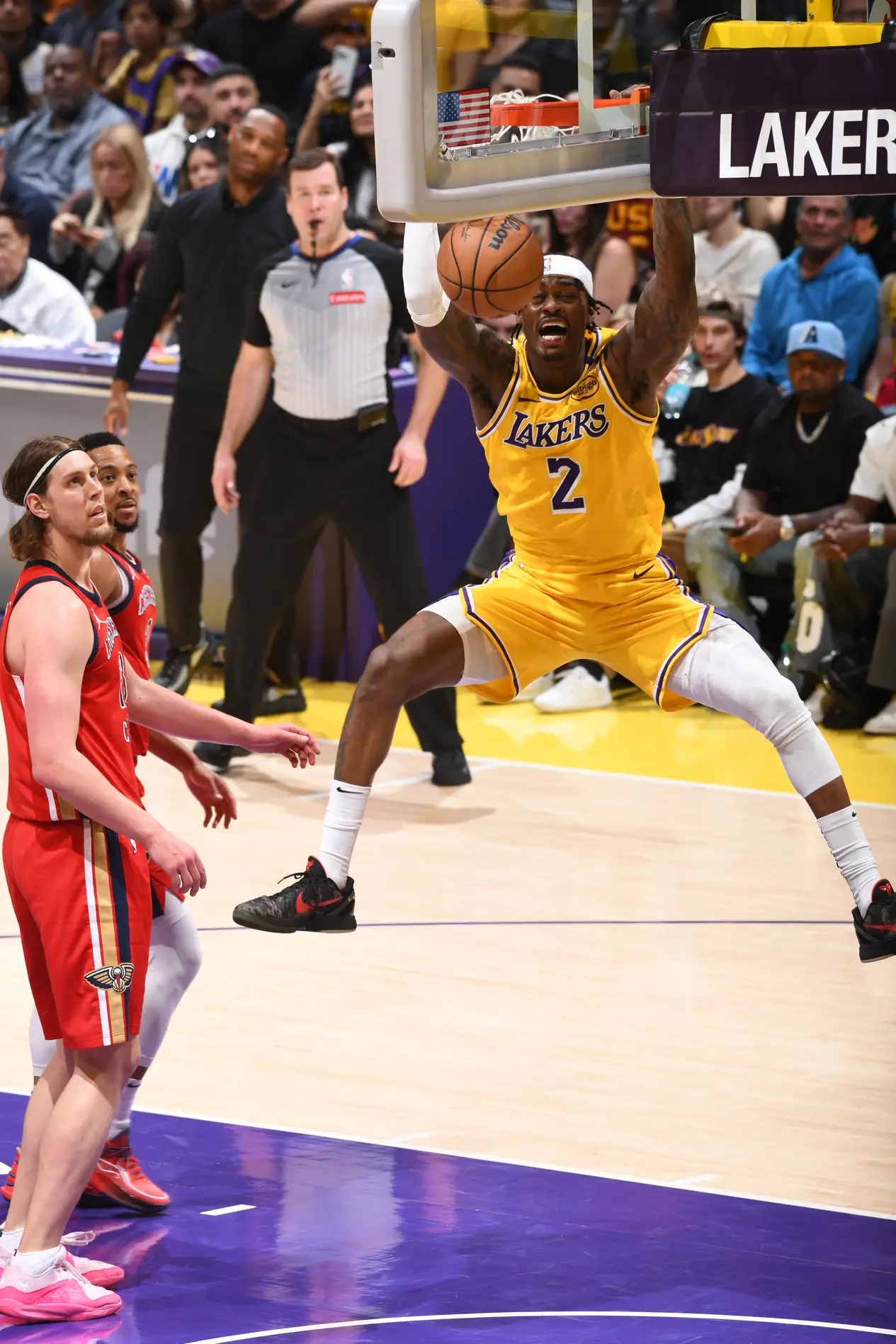 比赛中的意外状况,球员们冷静面对挑战 比赛中的意外状况,球员们冷静面对挑战