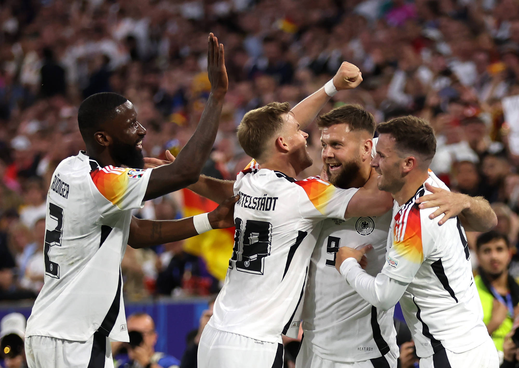 包含欧洲杯资格赛胜负难分，战局一触即发的词条