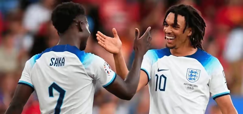 包含欧洲杯资格赛胜负难分，战局一触即发的词条