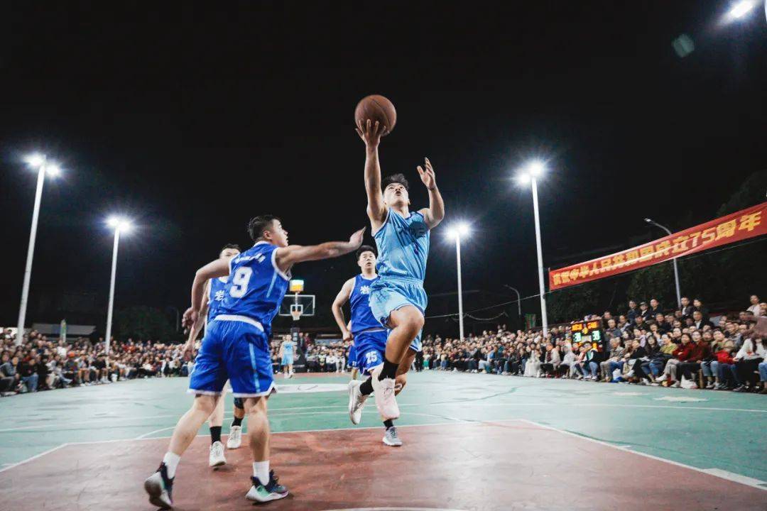 竞技体育界掀起一股热浪，篮球比赛吸引众多观众的简单介绍