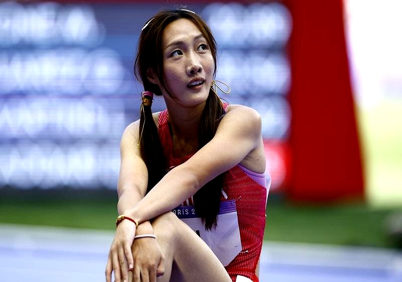 田径项目中女子选手表现出色夺得金牌